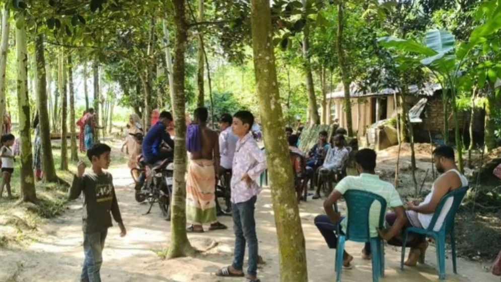 বাবার লাশ উঠানে, সম্পত্তির বিরোধে আটকে যায় জানাজা-দাফন