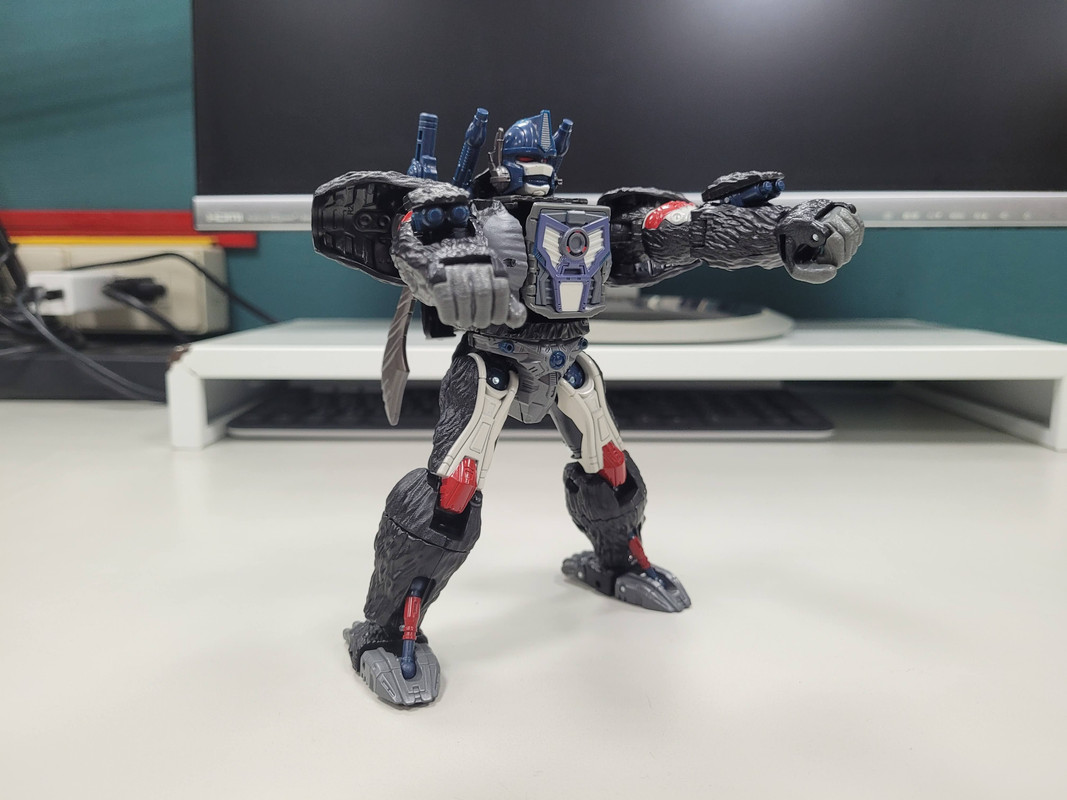 Netflix-War-For-Cybertron-Optimus-Primal-Rattrap-07