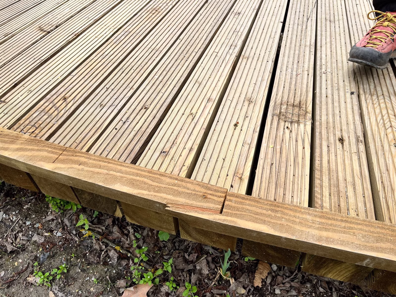 Chceli ukázať, čo spravili vandali vo vynovenom parku, miesto toho zožali kritiku za realizáciu prác s drevom.