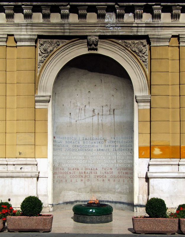 1200px-Vječna_vatra,_Sarajevo_(by_Pudelek)