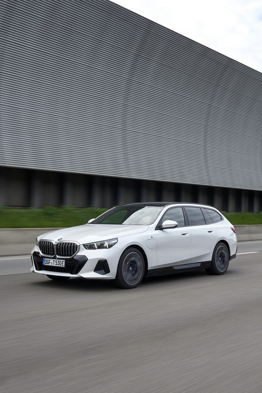 P90551893_highRes_the-new-bmw-530e-tou