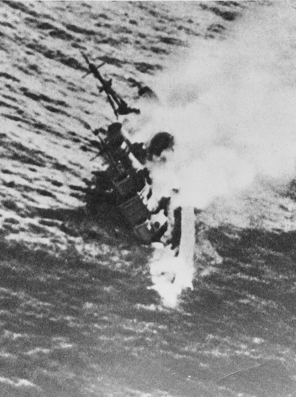El crucero pesado HMS Exeter de la Armada Británica, hundiéndose tras la batalla del mar de Java, el 1 de marzo de 1942
