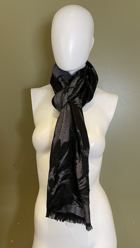 CALVIN KLEIN BLACK/SILVER FLOWER DESIGN SCARF WOMENS ONESIZE