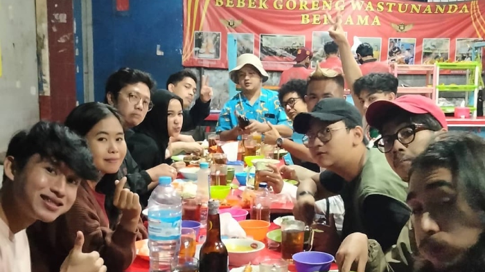 Pelanggan warung Bebek Wastu Nanda, pilihan tempat makan malam enak di Bandung yang selalu ramai dan laris manis.