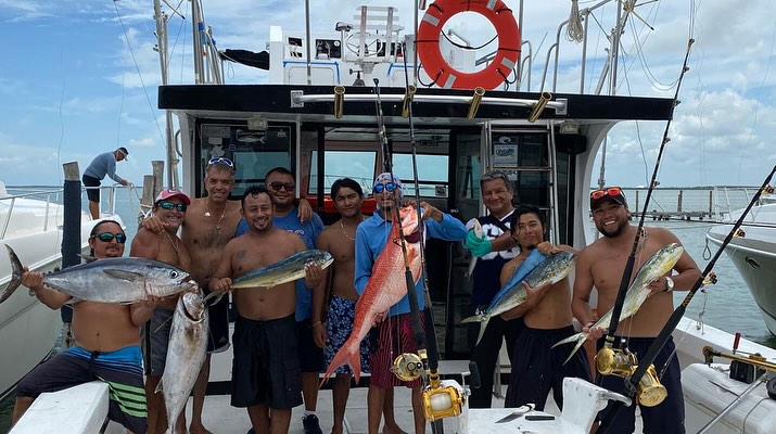 Cap Ferrat 48 ft yacht rental Cancun - Kitchen and dining area with air conditioning and full amenities