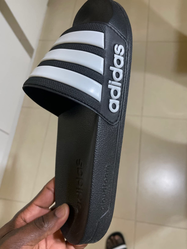 Ojotas negras vista superior