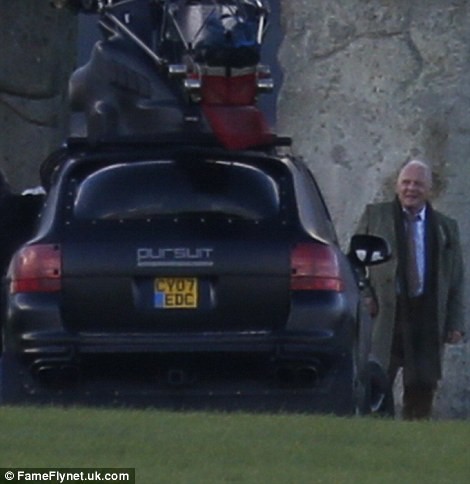 1475453425-stonehenge-09