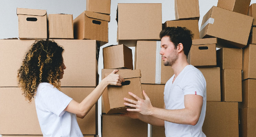 Пара переезжает