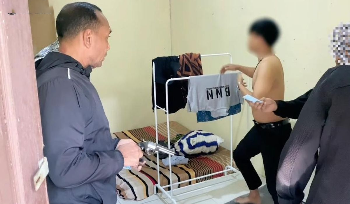 Penangkapan Dua Pemuda Pakai Kaos BNN dan Korek Api Pistol, Viral Penangkapan Dua Pemuda Pakai Kaos BNN dan Korek Api Pistol, Viral