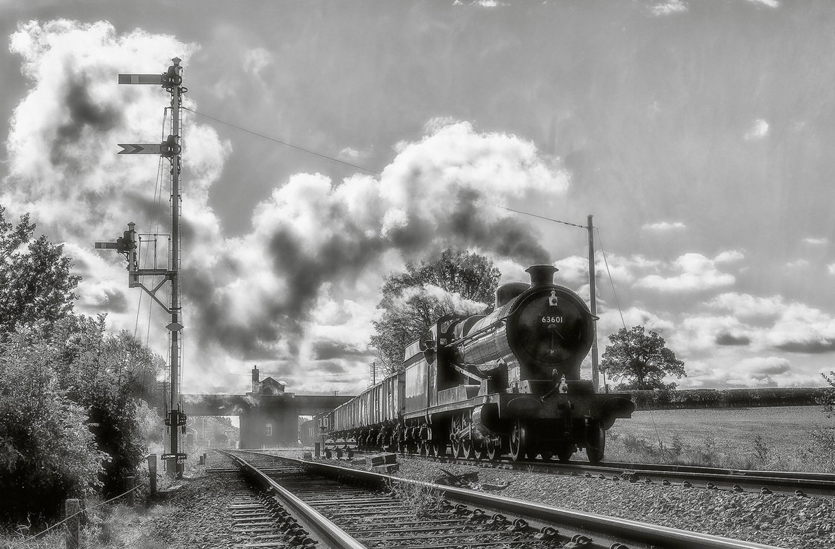 blacknwhite-steam-train-dis.jpg