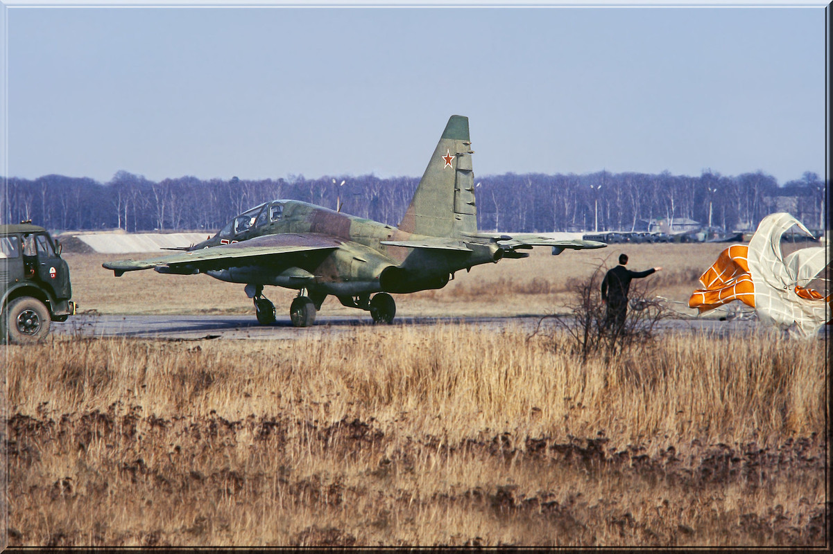 357 OSHAP Su-25UB 72 Red (cn 38220110070) Brandis