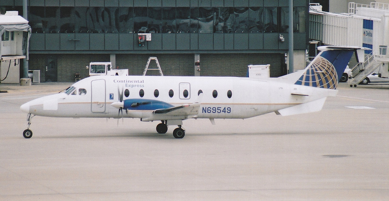 CVG Cincinnati N69549 2000 (6)