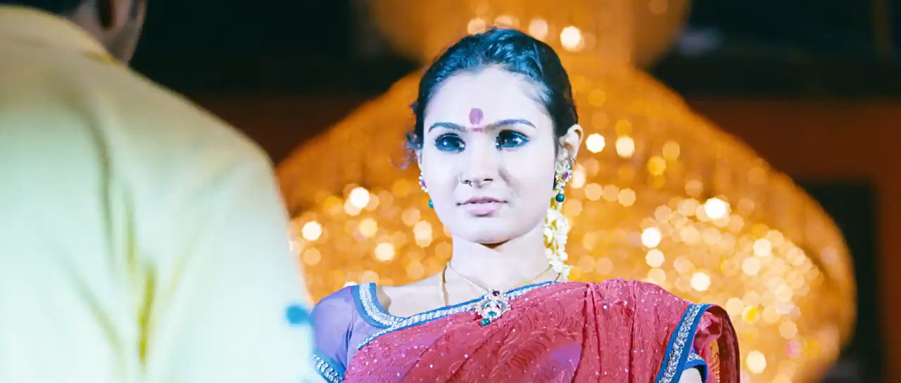 Aranmanai 2014 WebRip [Hindi + Tamil] 480p, 720p ESub Screenshot