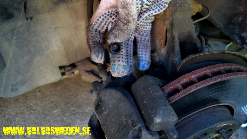 i.postimg.cc/GpQMcmV9/where-are-the-bolts-for-brakecaliper-volvo-83.jpg