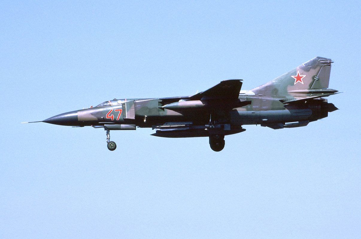 833 IAP Mig-23MLD 47 Red (3)