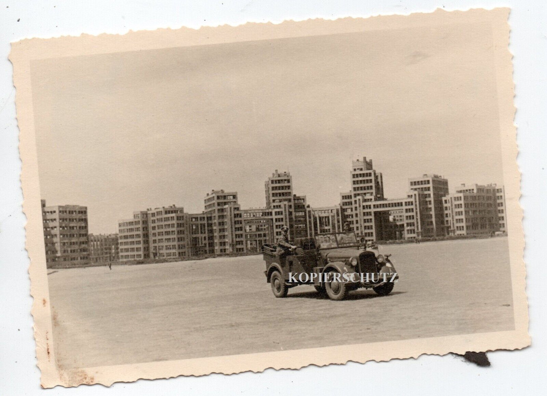 Russland Teilstadtansicht Gebäude Hochhaus SDkfz PKW Kübel Emblem Soldat