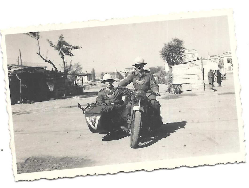 Foto 1942 Afrika Feldjäger   Motorrad mit Wappen der 164. leichte Afrika Div