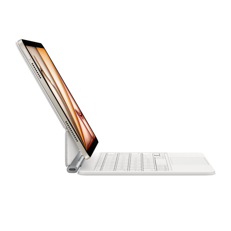 Vista lateral del Magic Keyboard mostrando su puerto de carga USB-C.