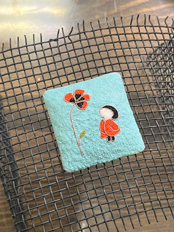 Процесс нанесения эмали на украшение