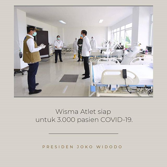 Presiden Joko Widodo saat mengunjungi Wisma Atlet Kemayoran, Jakarta... yang kini dialihfungsikan sebagai rumah sakit untuk menampung pasien corona.(23/3/2020).