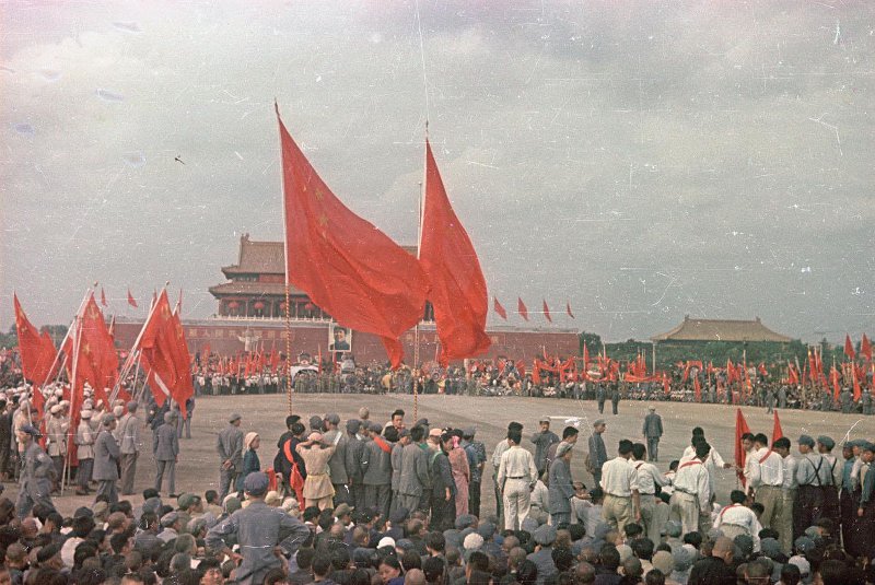 Провозглашение Китайской Народной Республики 1 октября 1949 г. Провозглашение Китайской Народной Республики 1 октября 1949 г. снимке, Владиславович, Владислав, Микоша, серой, куртке, СНИМКОВ, МНОГОМНОГО, КАТОМ, фотокинооператор, советский, случаю, октября, Тяньаньмэ́нь, площади, провозглашение, Китайской, автор, республики, Народной