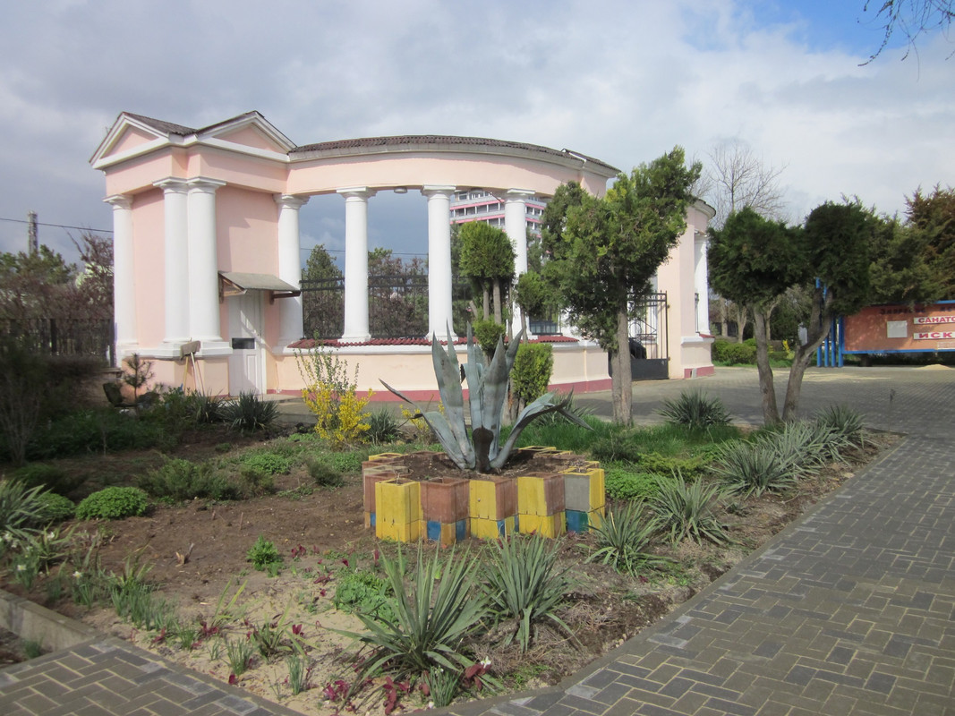 Искра_Евпатория_апр.17_вход в санаторий