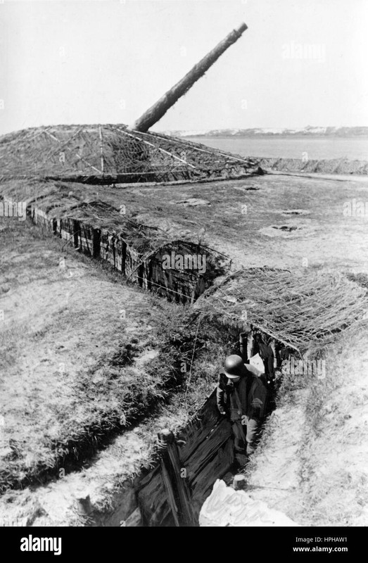 das bild der nazi propaganda zeigt einen deutschen wehrmachtssoldaten in einem kommunikationsgraben