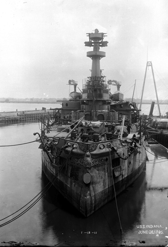 USS-Indiana-BB-1-equip-ndose-en-el-Astillero-Naval-Norfolk-Portsmouth-Virginia-26-jun-1895.jpg