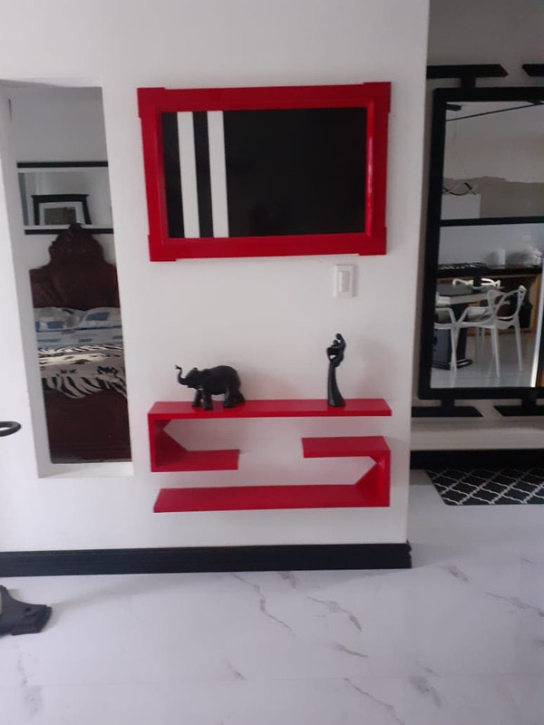 Puerta recién laqueada en el taller