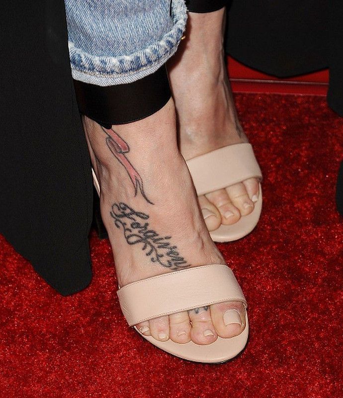Tish-Cyrus-Feet-2684444