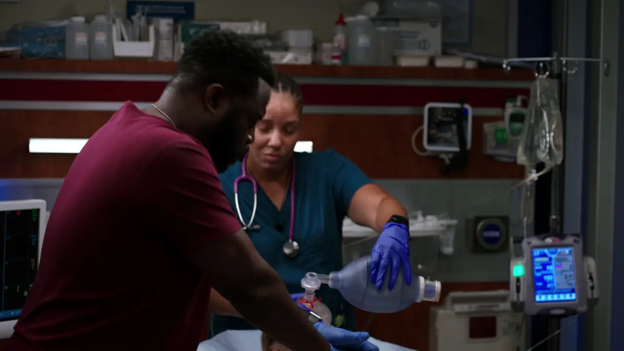 Chicago.Med.S08E01.Si.comincia.contando.le.perdite.1080p.WEBMux.ITA.ENG.x265-BlackBit[screenshot 2]