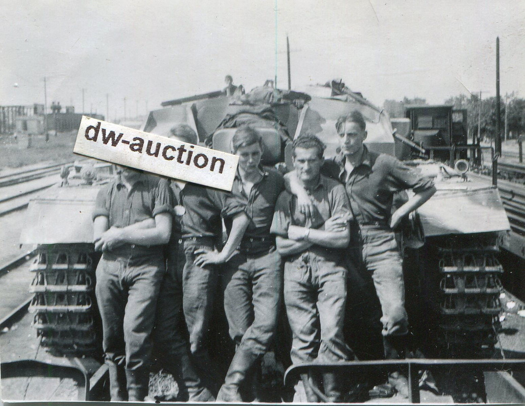 Sturmgeschütz mit Besatzung auf Bahntransport