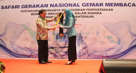 Dinobatkan sebagai Bunda Baca Jatim, Arumi Emil Dardak Berkomitmen Tingkatkan Minat Baca di Jatim