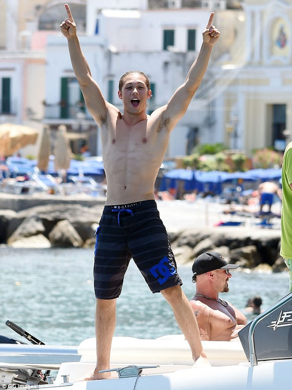 article-2690683-1F9C524400000578-845_634x847