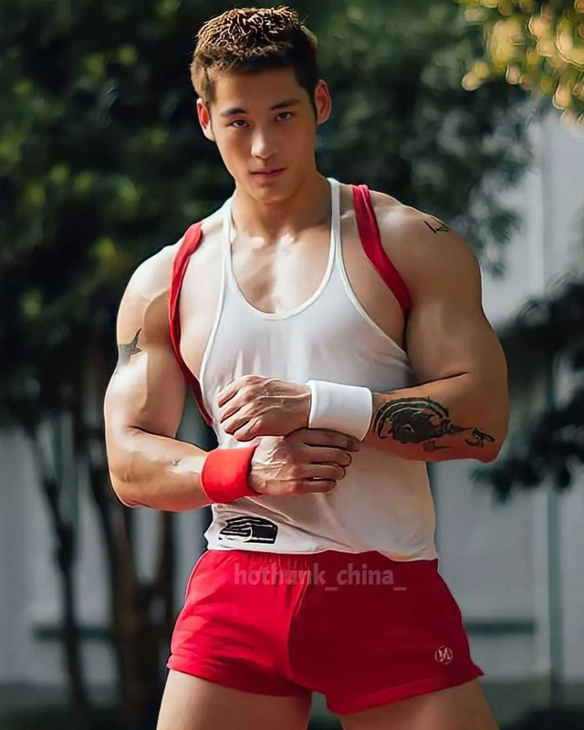 Photo shared by Chinese hunks 全球華男 on August 26, 2023 tagging @xieziqiu1027, and @hothunk_china_.