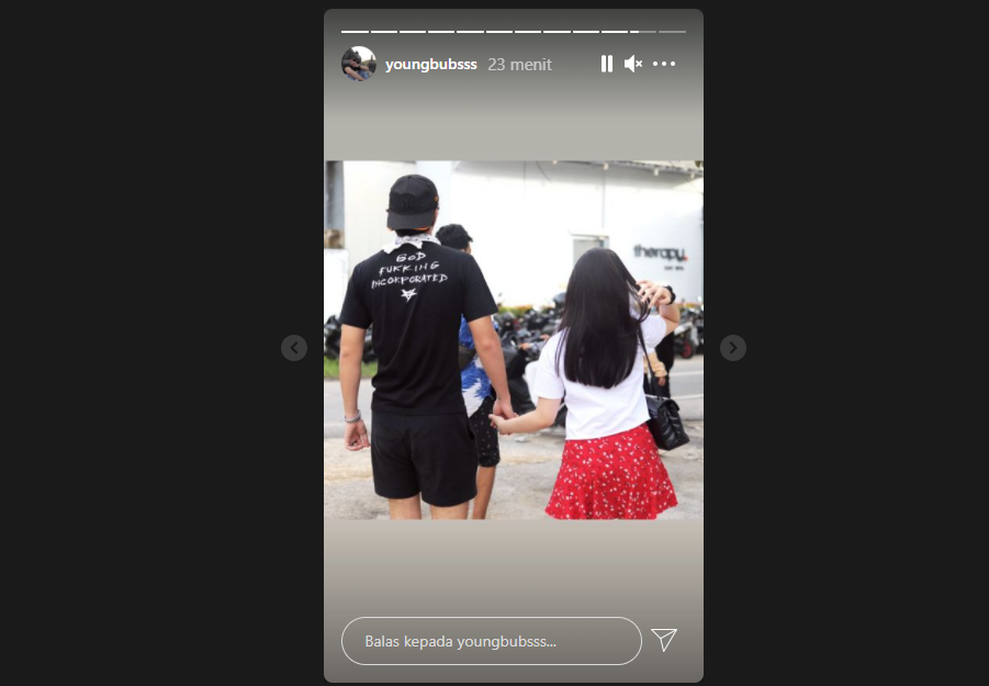 Jeff Smith dan Aisyah Aqilah gandengan tangan
