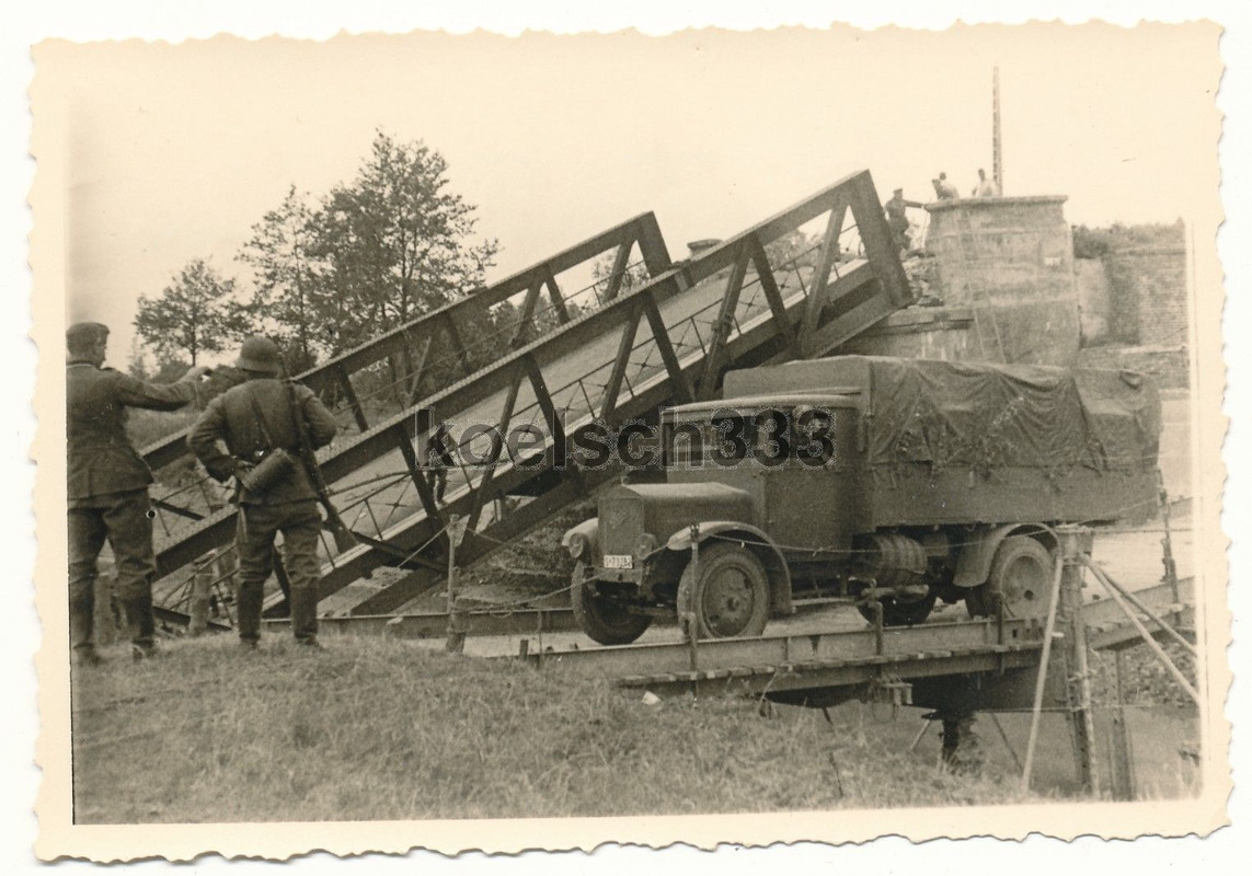 LKW überquert Pionier Kriegsbrücke - gesprengte 