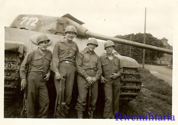 US Troops Pose w KO'd German Pzkw.V Panther Panzer Tank 712 (2)