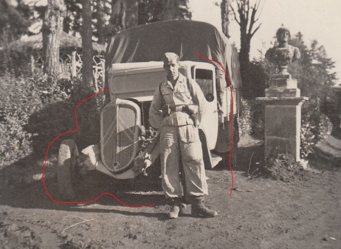 Foto LW Soldat Italien Beute LKW Opel Blitz Wache Fallschirmjäge