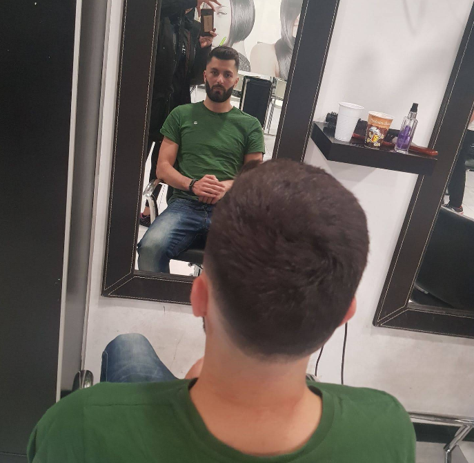 Hombre con un corte de pelo desvanecido