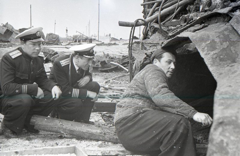 С-11 разоружение погибшей в 1941 г. Изъятие артиллерийских снарядов из артпогреба, 1956г (4)