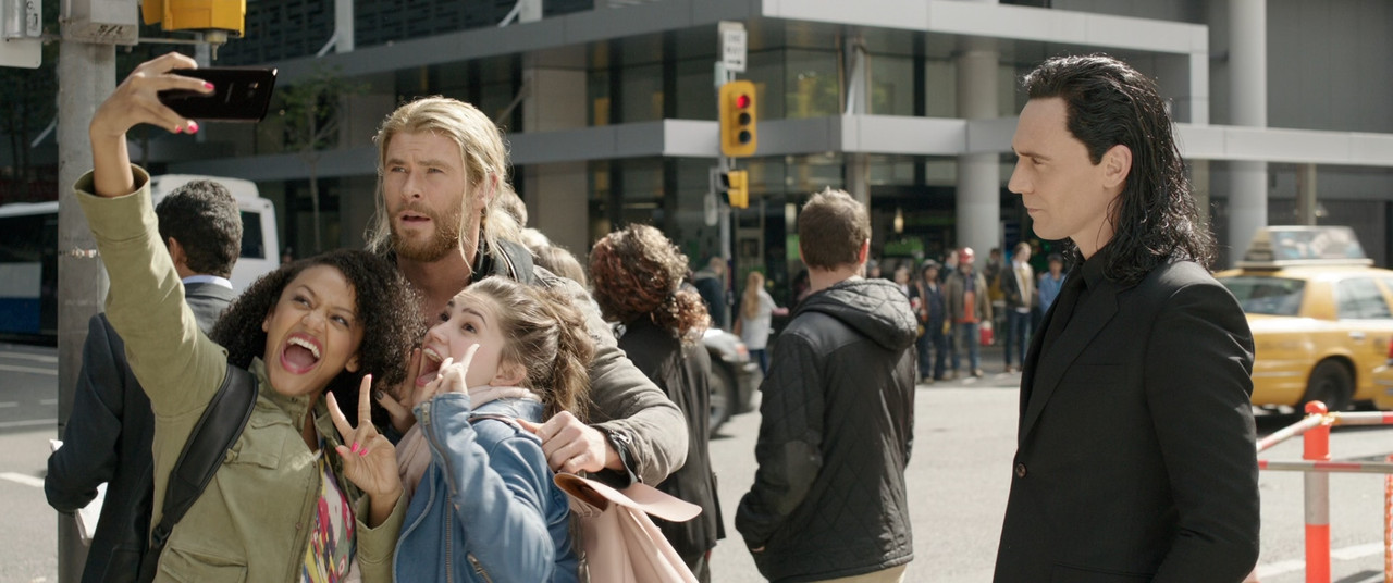 Thor - Ragnarok (2017).mkv_snapshot_00.14.50_[2018.02.23_00.59.2