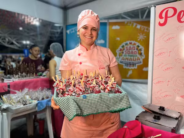 Vitória Penso segurando um Morango do Amor