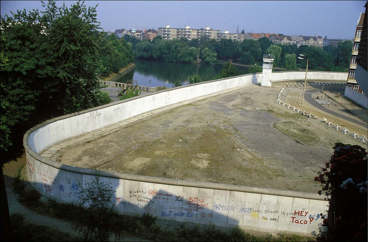 everyday-life-berlin-wall (18)