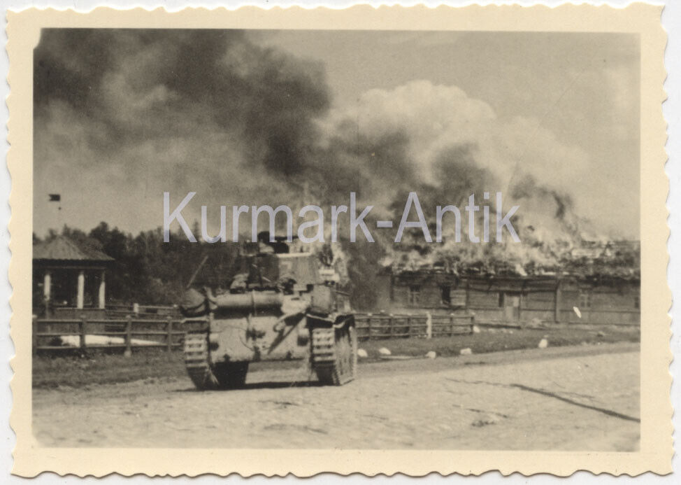 Foto Wehrmacht Schützen Regt. 112 Russland Skoda Panzer 38t im Bandenkampf