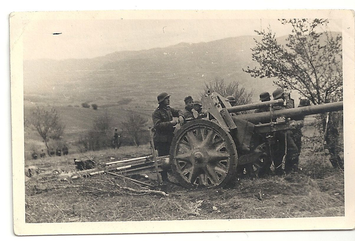 Orig.Foto 7,5 cm Pak Geschütz in Feuerstellung bei Grenzübergang WW2
