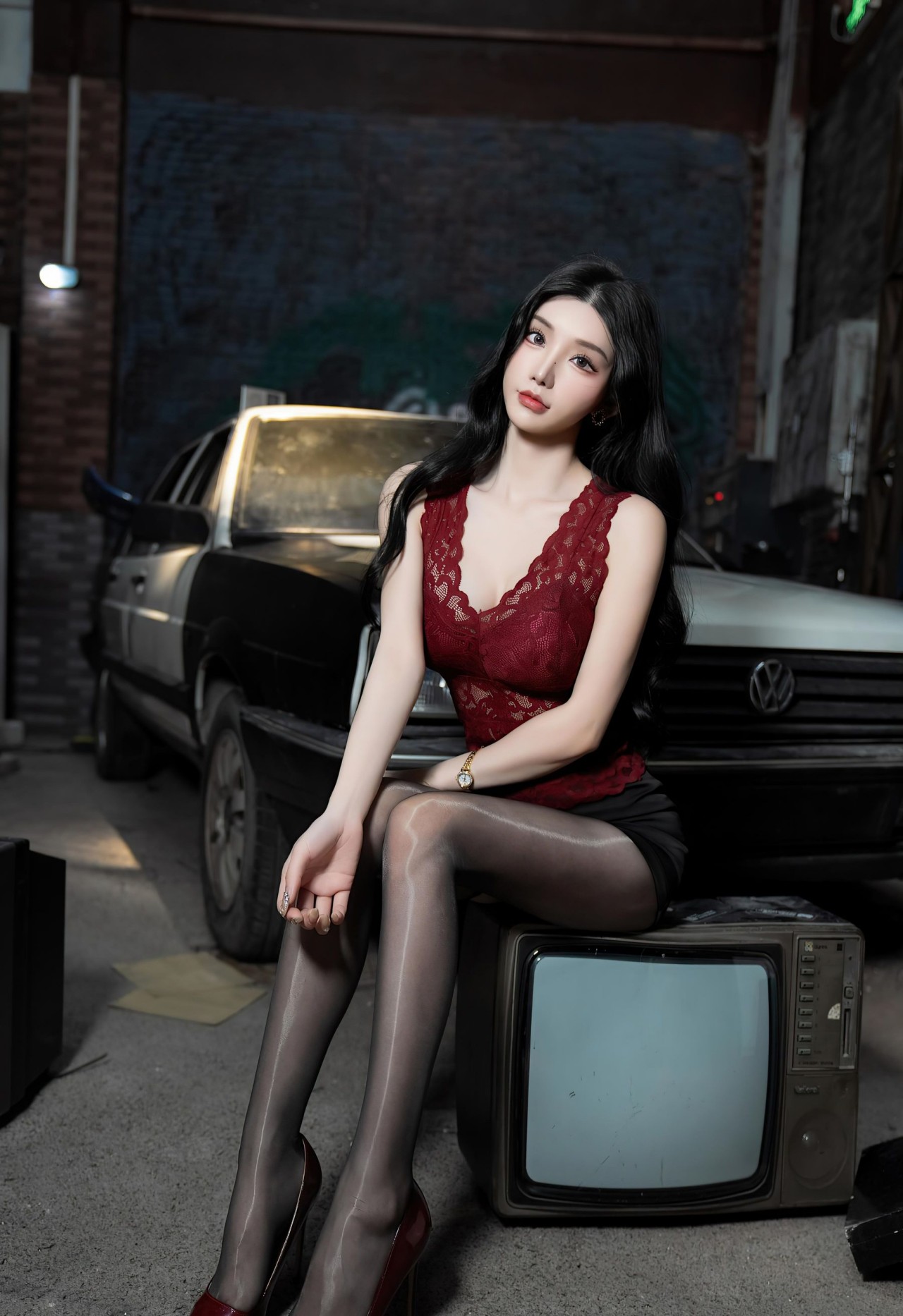 周于希《极品车模》写真，红黑拼接蕾丝上衣与黑色短裙，优雅与性感插图6