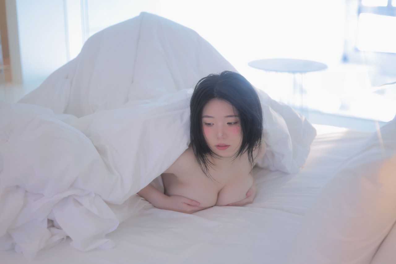 이연우 화보《粉色比基尼》写真，泳池边，性感丰满身材插图