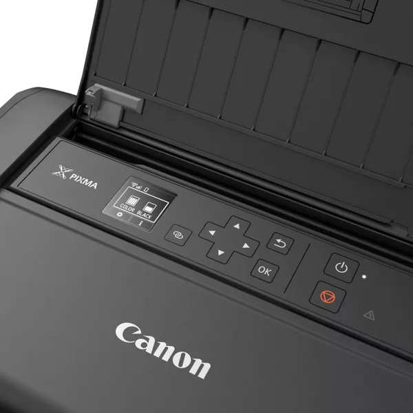Una persona imprimiendo desde un smartphone a la impresora portátil Canon.