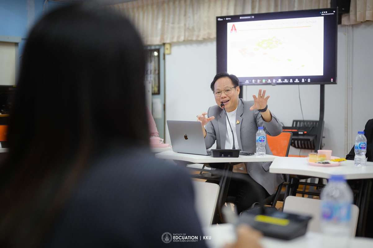 ผศ.ดร.ศราวุธ จักรเป็ง รองคณบดีฝ่ายโรงเรียน